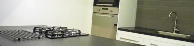 Moderne keuken met kookeiland geinstalleerd door Pro Builders